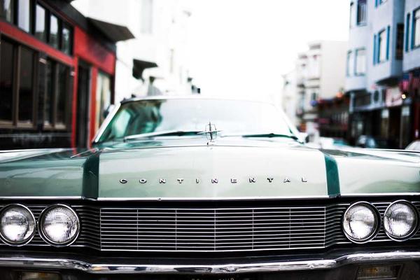 不同文化背景的人们手拉手，象征和平与团结